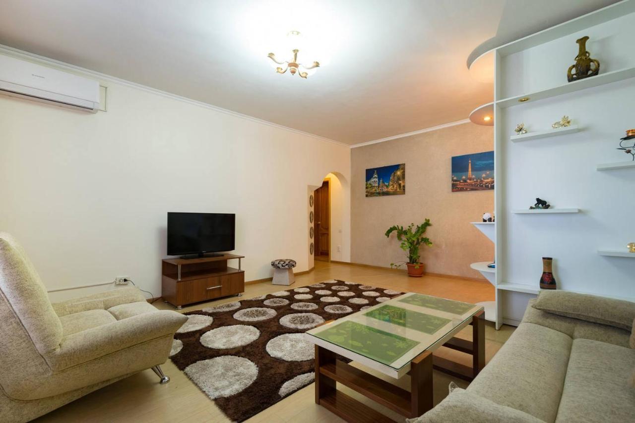 Nadezhda Apartments in Samal Alma-Ata Buitenkant foto